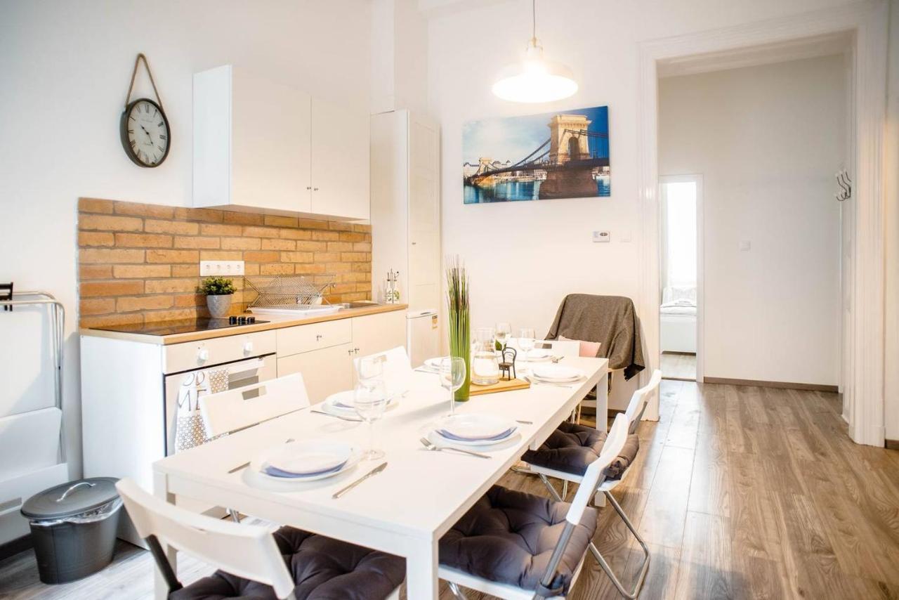 Comfy, Renewed 3 Bedroom Apt In Center Budapeste Exterior foto