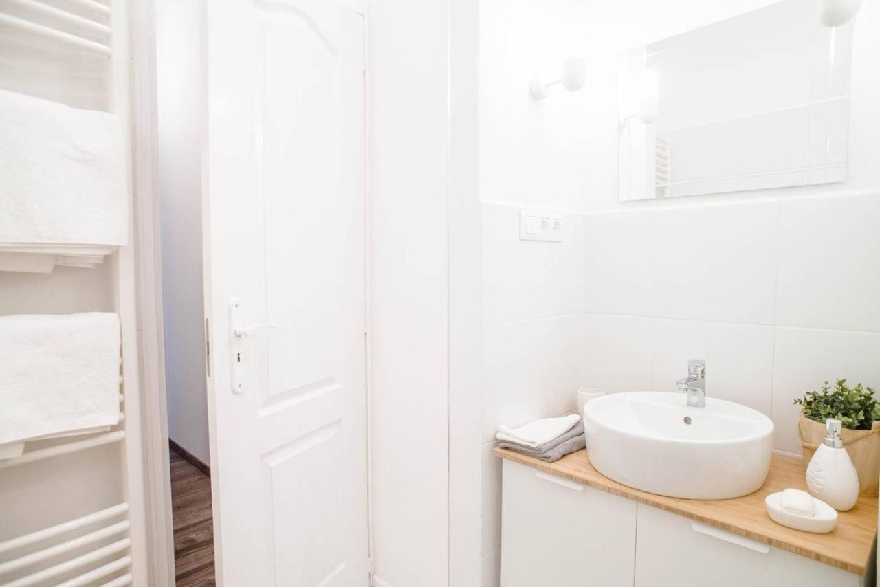 Comfy, Renewed 3 Bedroom Apt In Center Budapeste Exterior foto